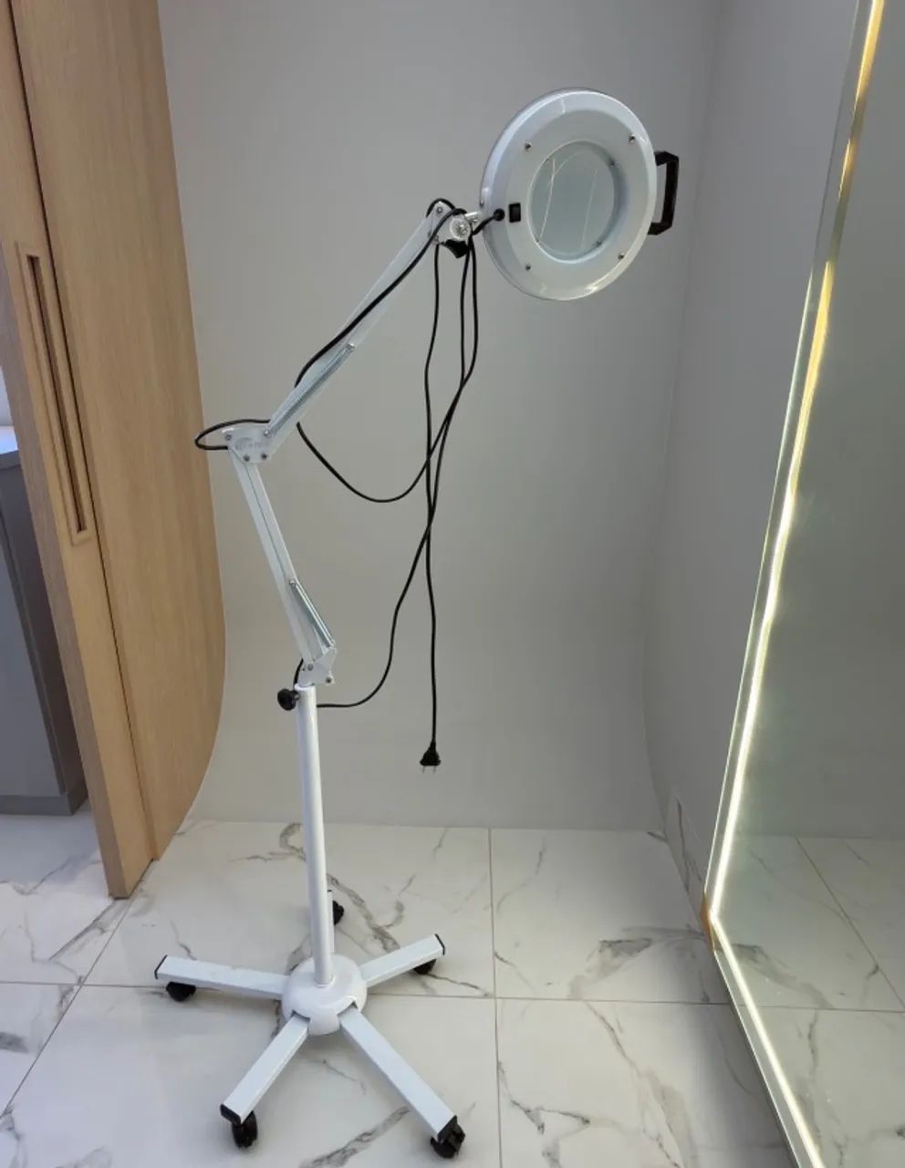 Luminária Lupa Led Estética 5x Tripé Articulado Profissional