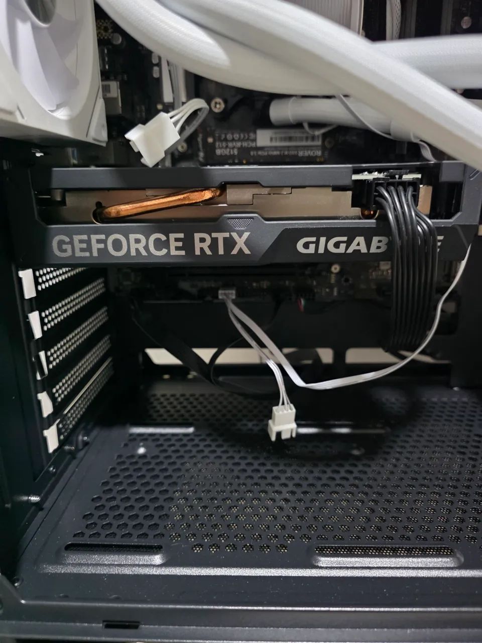 Placa de Vídeo GeForce RTX 4060 8GB Gigabyte 