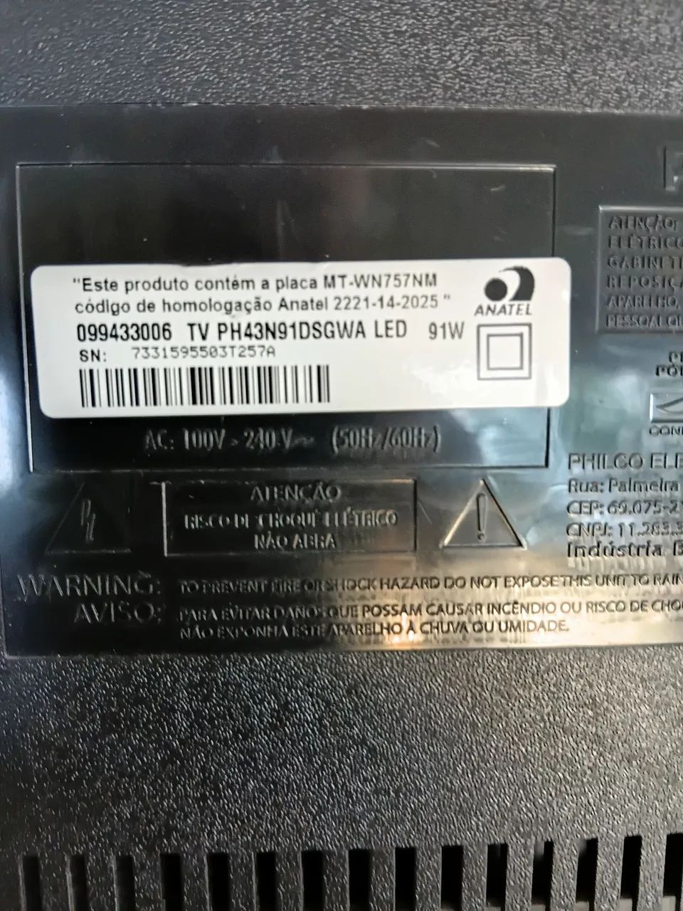 Tv 43 philco com tela quebrada mais a placa boa com som.  - Foto 3