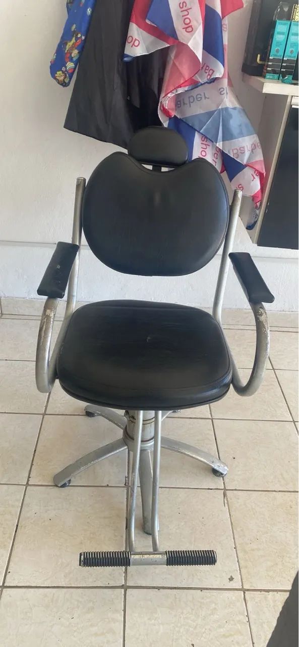 Vendo cadeira de barbearia  - Foto 2