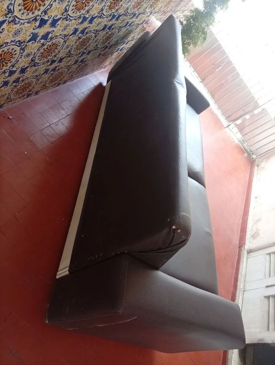 Sofá corino marrom bem conservado - Foto 4