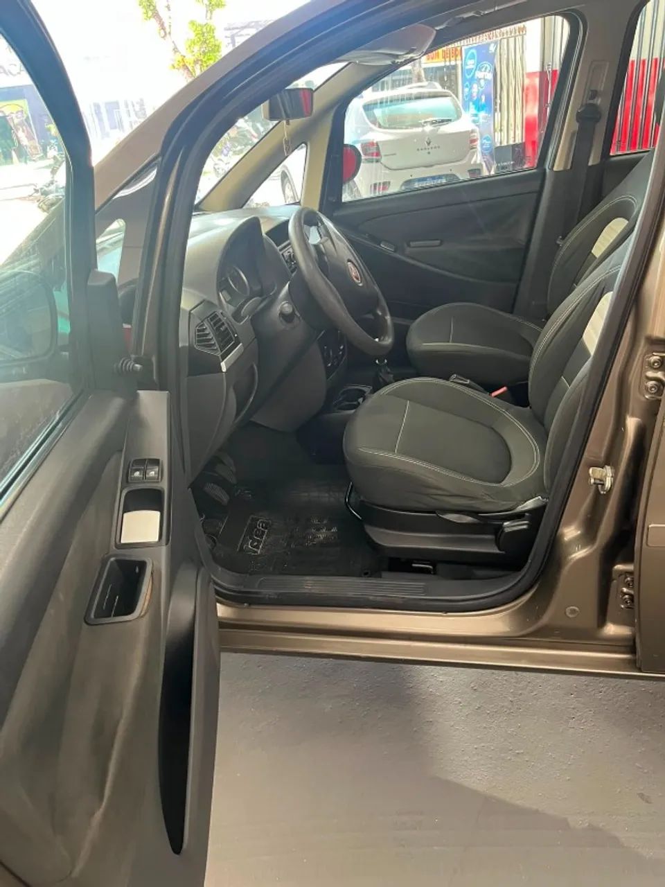 Fiat Idea Attractive 1.4 Fire Flex 8V 5P 2011 - Foto 5