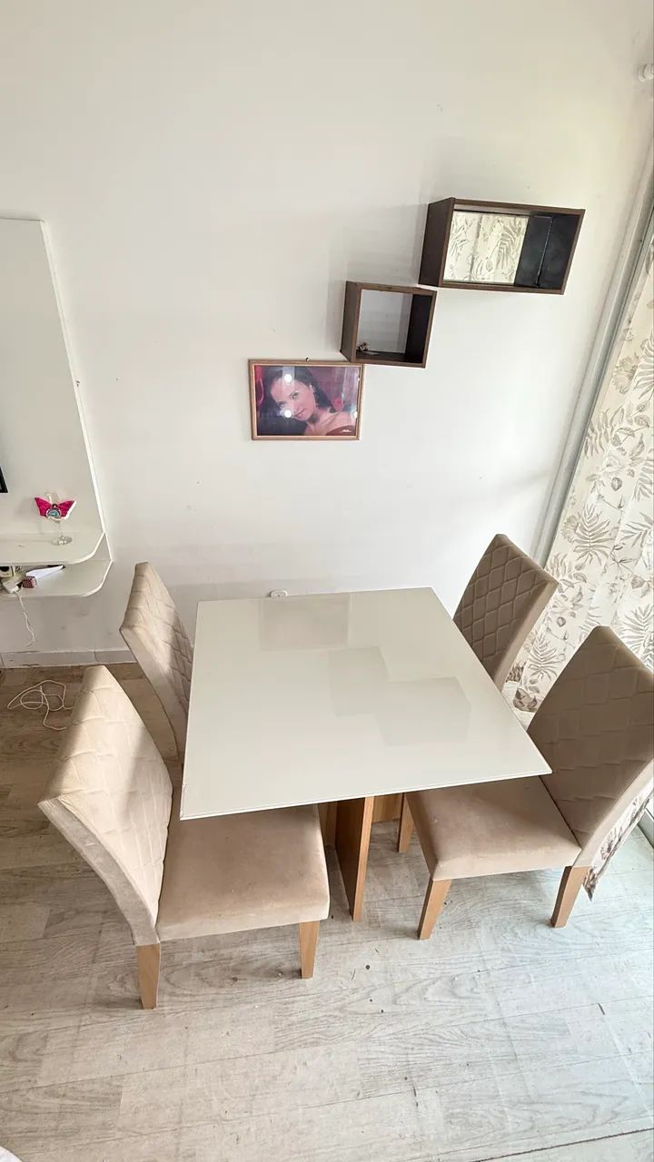 Mesa com tampa de vidro e 4 cadeiras acolchoadas  - Foto 3