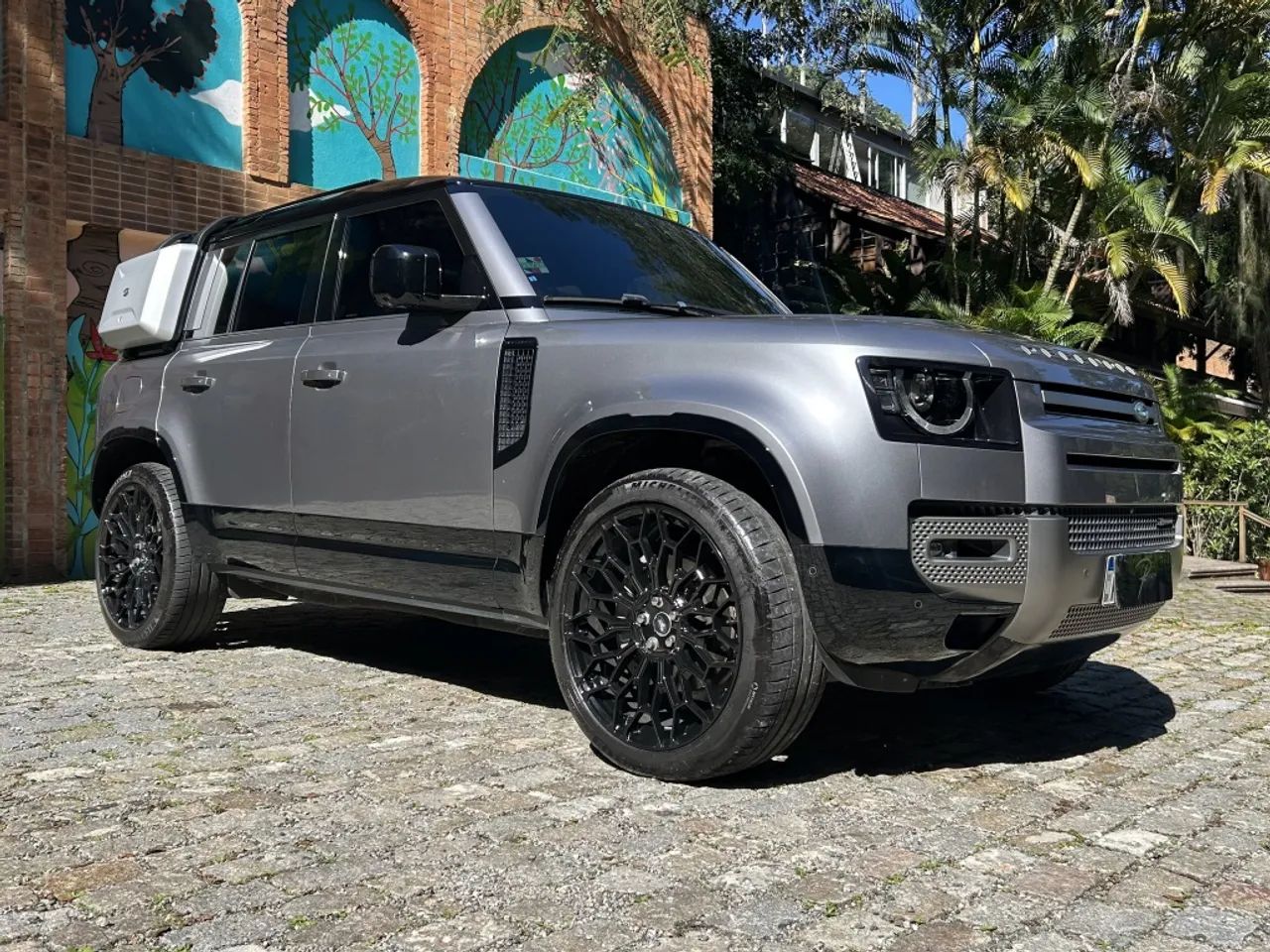 Land Rover Defender 2023