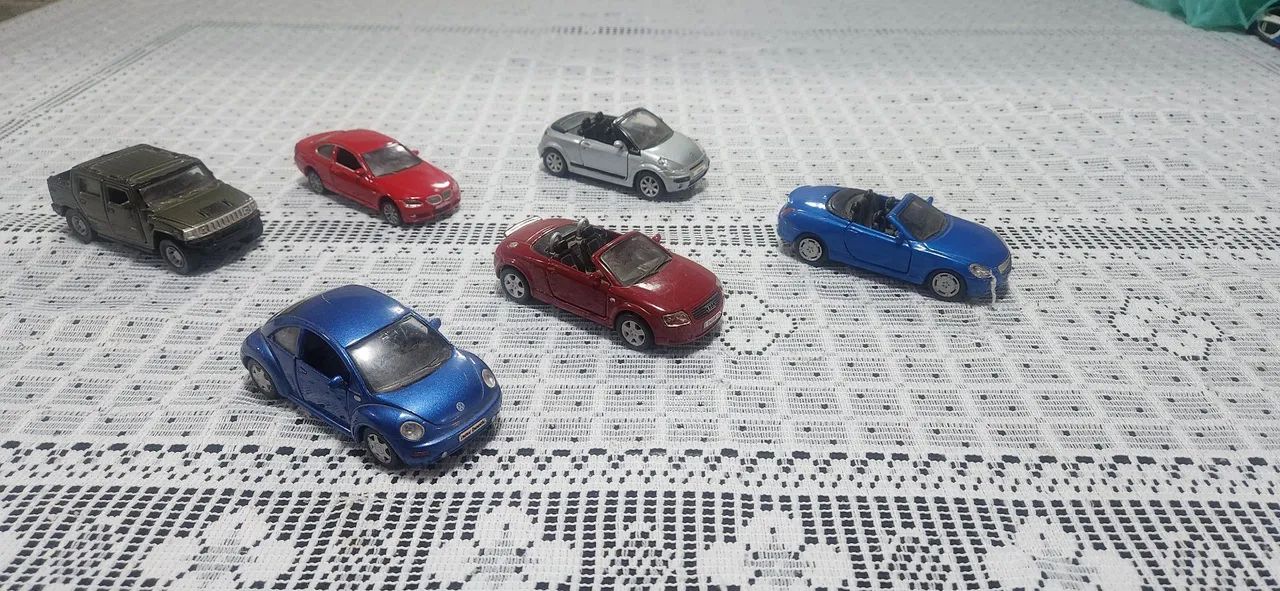 Diversos modelos de miniaturas metálicas