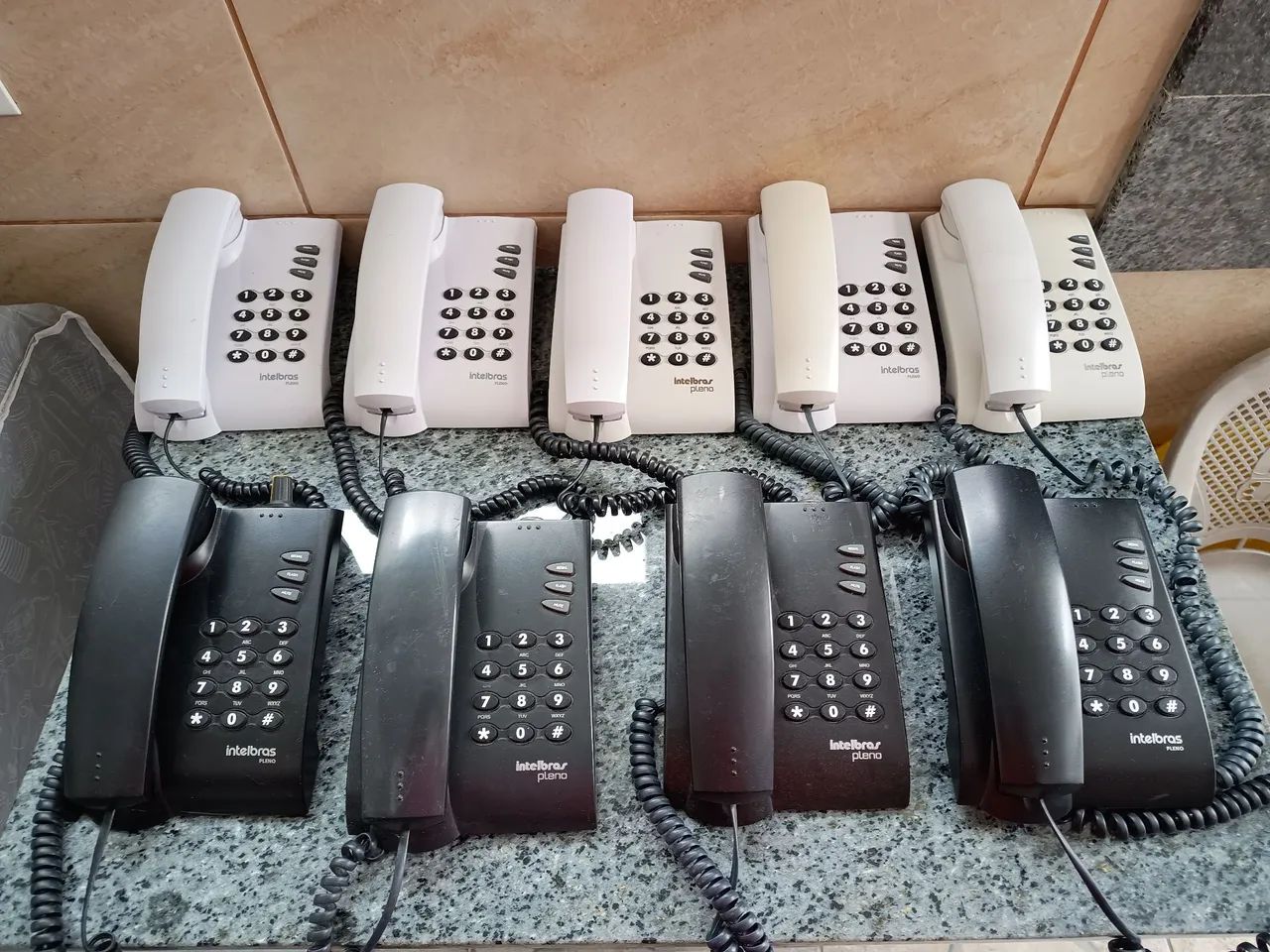 Vendo lote com 16 telefones funcionando, tem modelos diferentes, 13 completos 3 sem cabos. - Foto 4