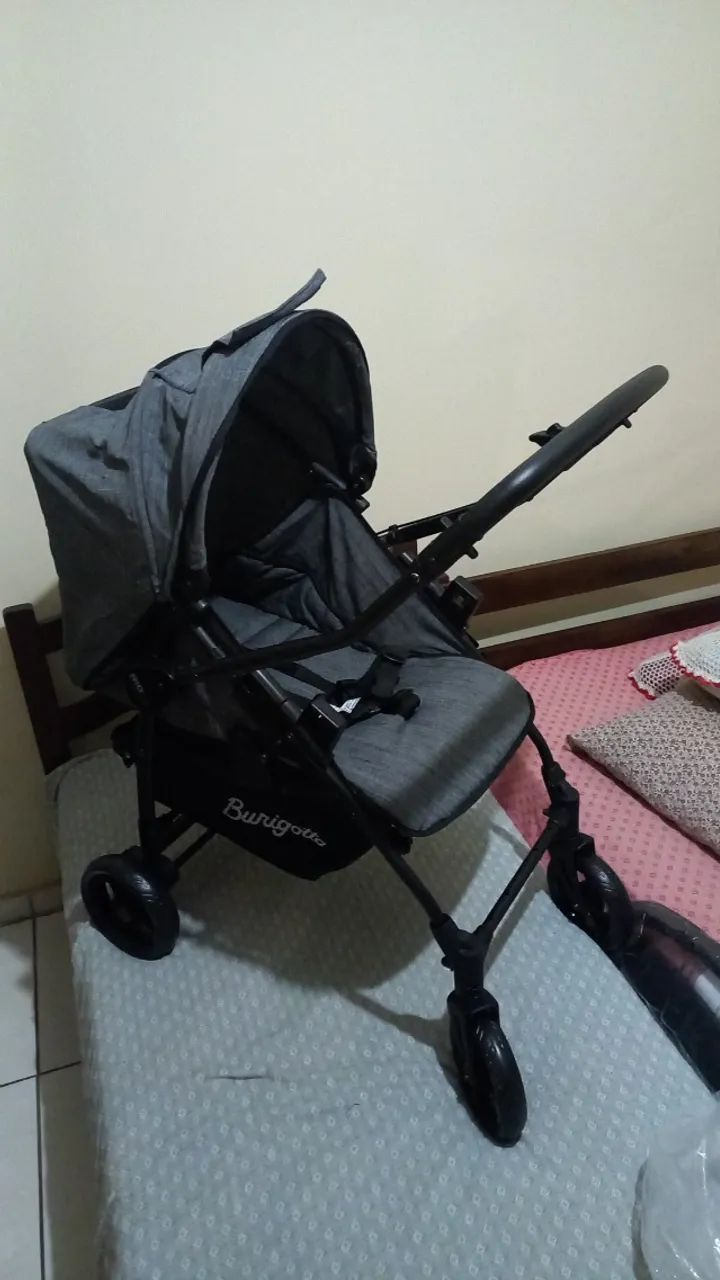 Carrinho de bebê Burigotto com Bebê conforto.