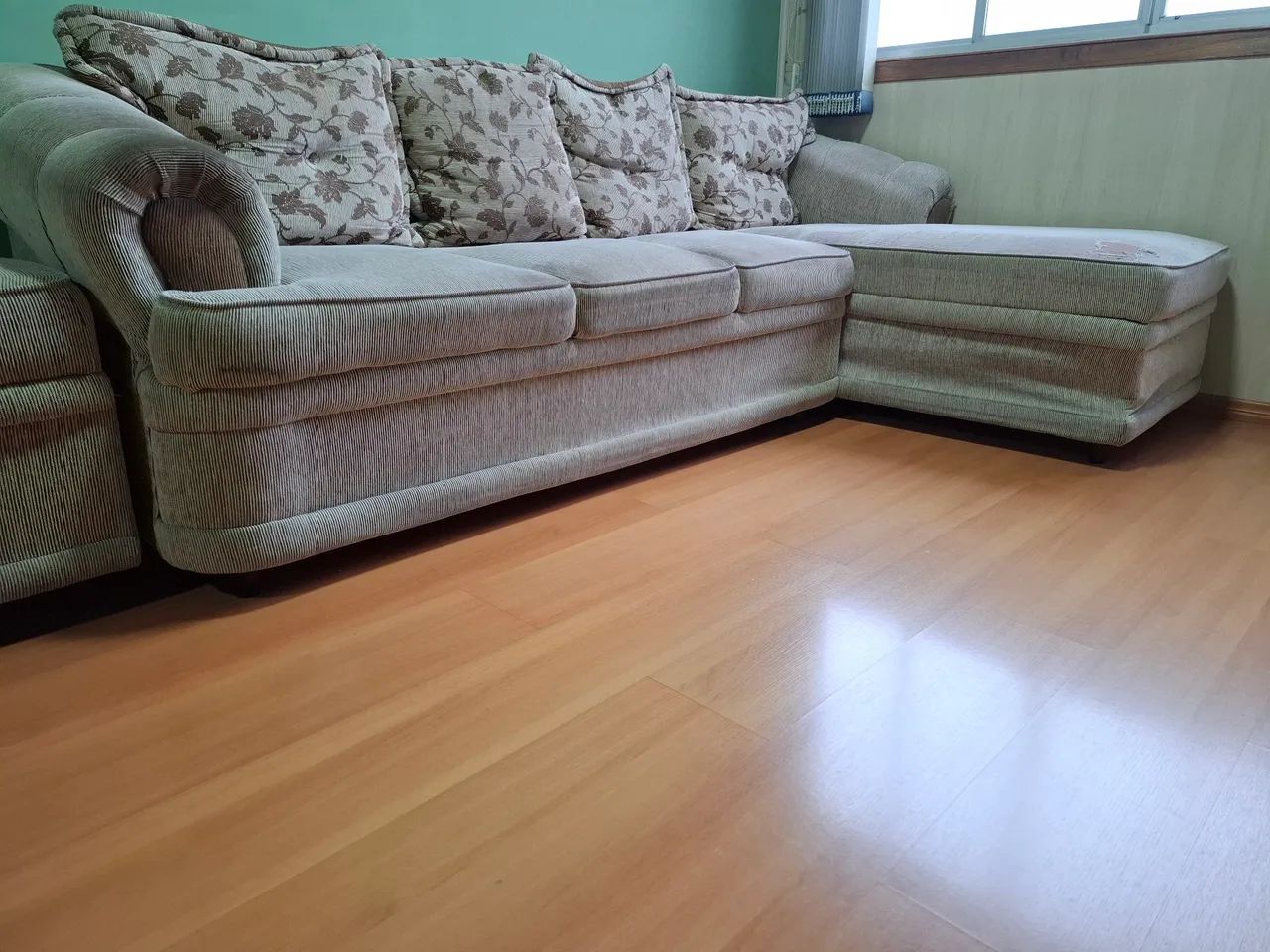 Vende-se Sofá 4 Lugares c/ Chaise Long C/ Puff