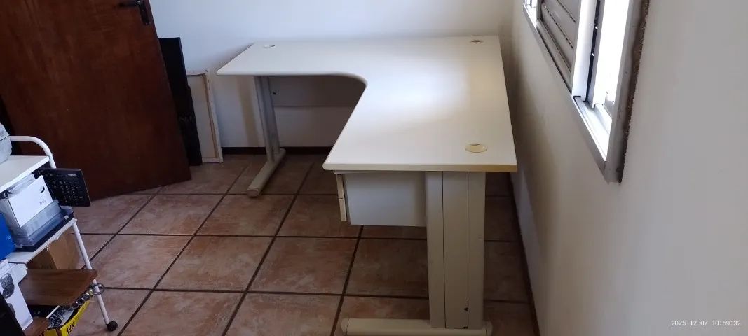 Mesa de escritório em L - Foto 2