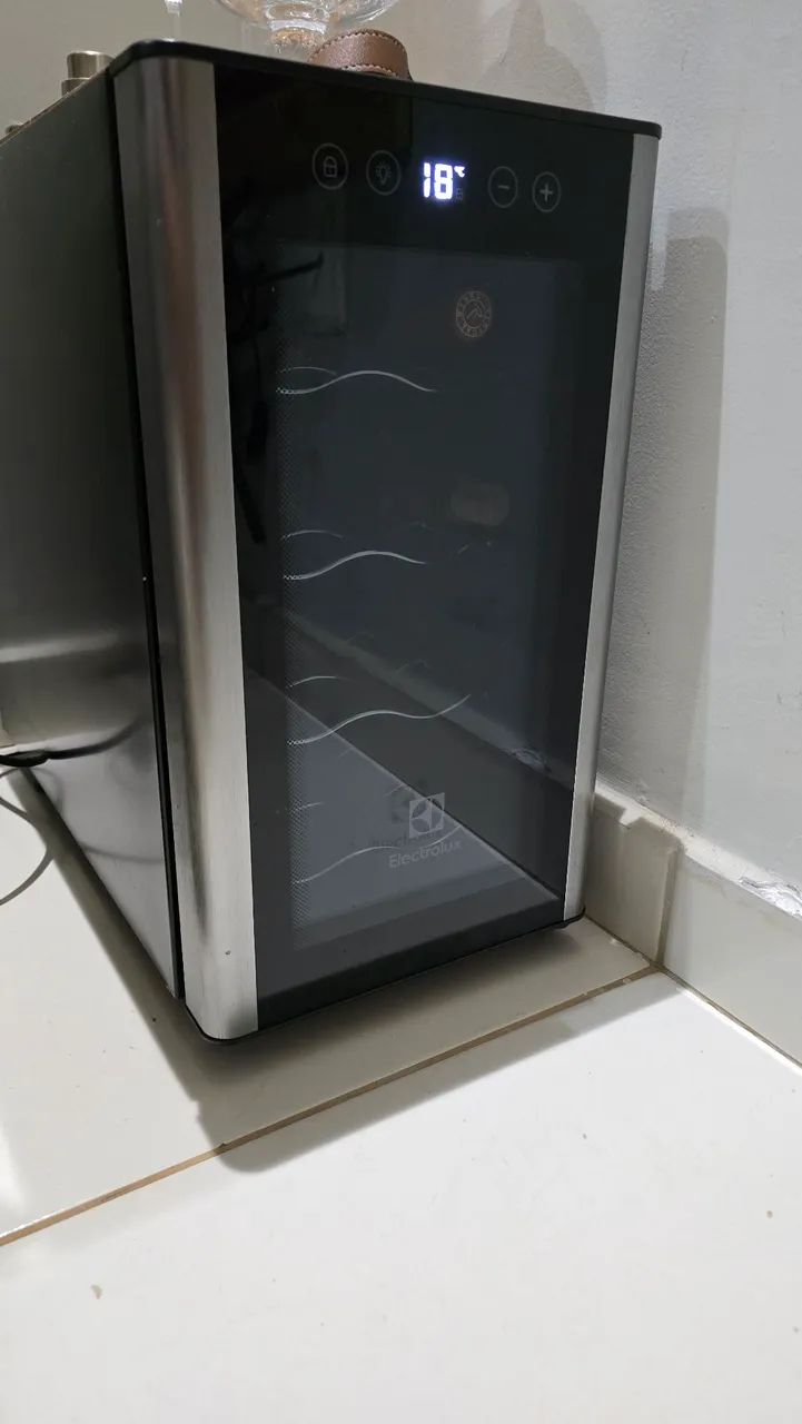 Adega de Vinho 8 Garrafas Electrolux