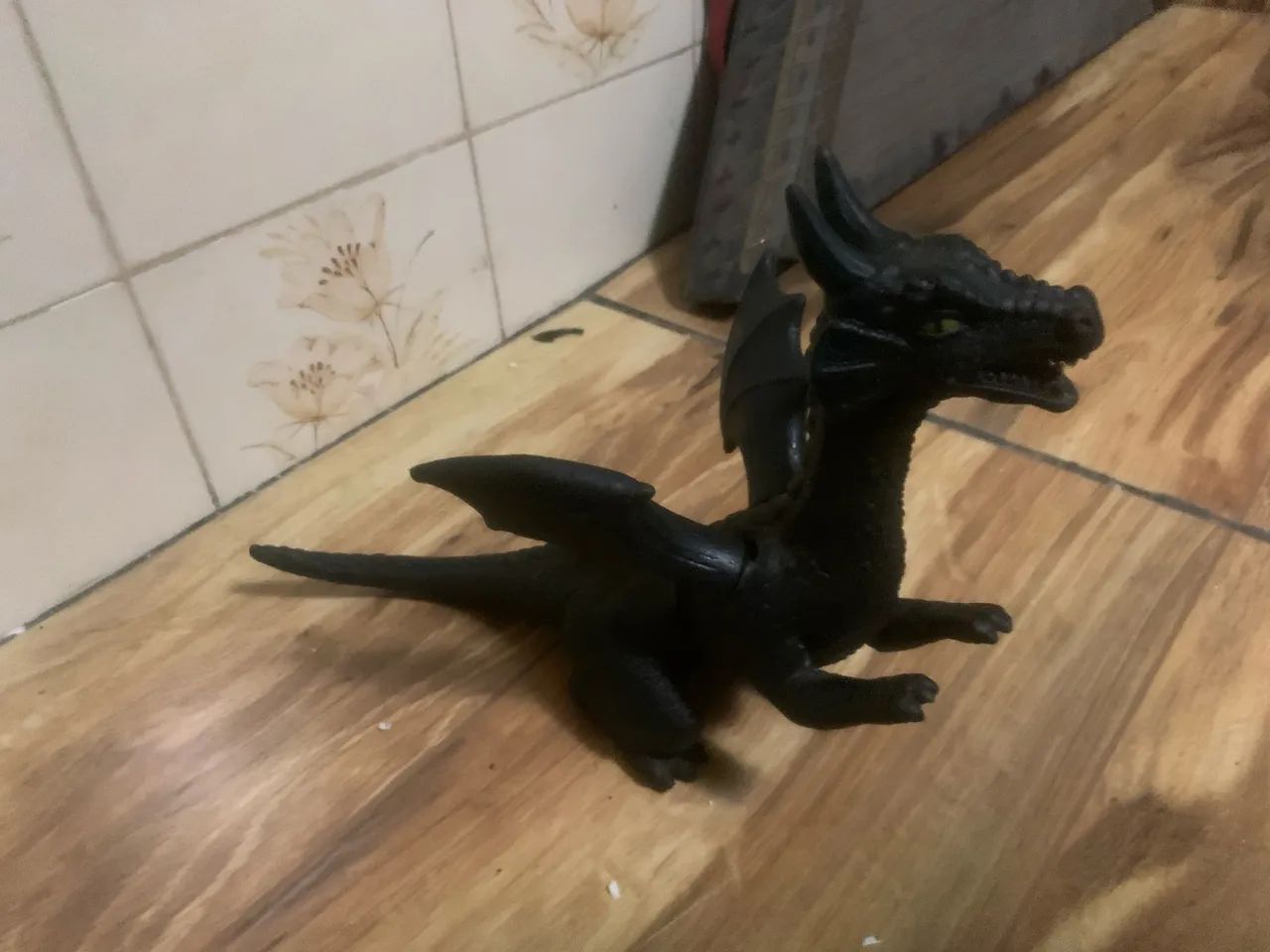 dragão preto feito de borracha macia.   - Foto 5