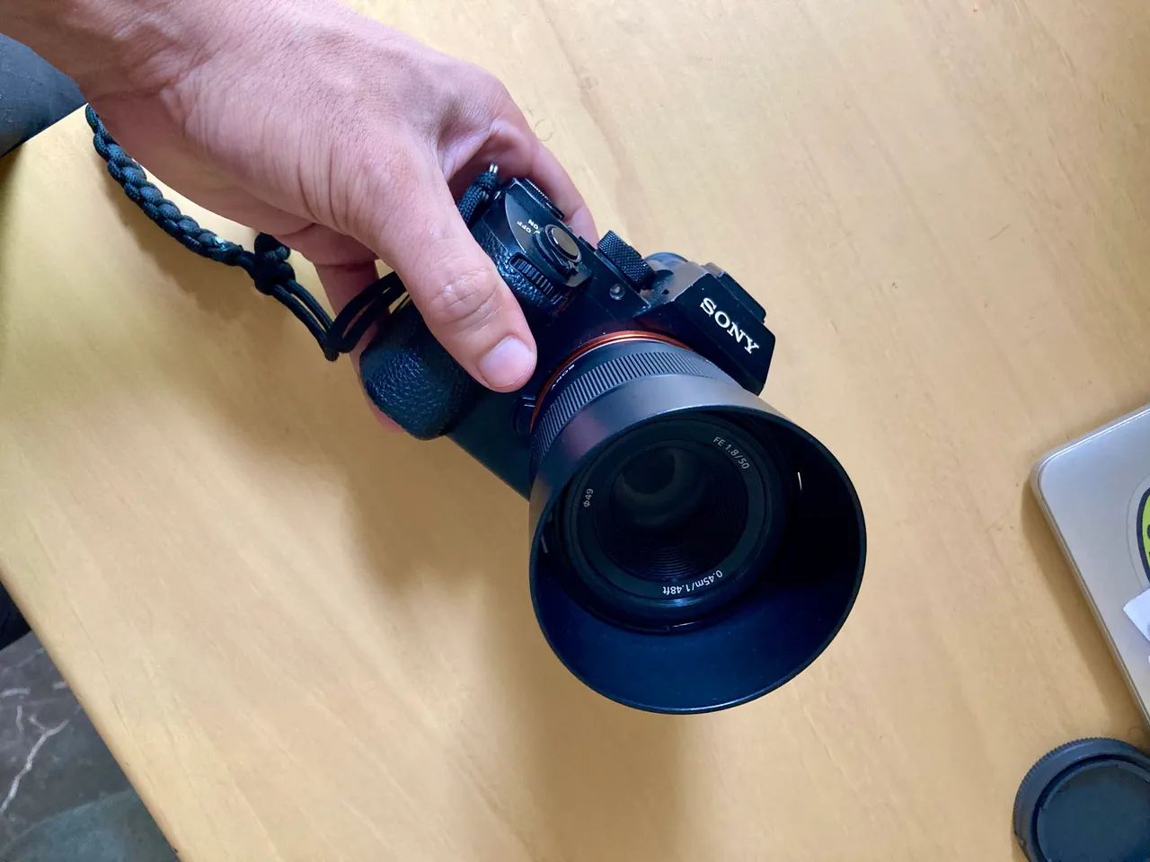 kit sony A7Rrii com lente fe 50 1.8, carregador original, baterias e cartão sd - Foto 4