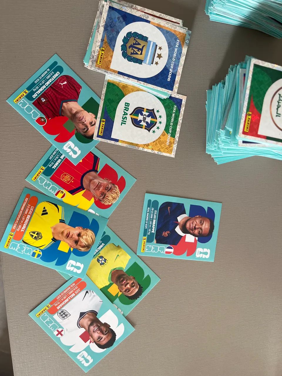 Figurinhas da Copa - 720 total e 460 sem repetição). Escudos e (Mbappe, CR7, Vini) - Foto 2