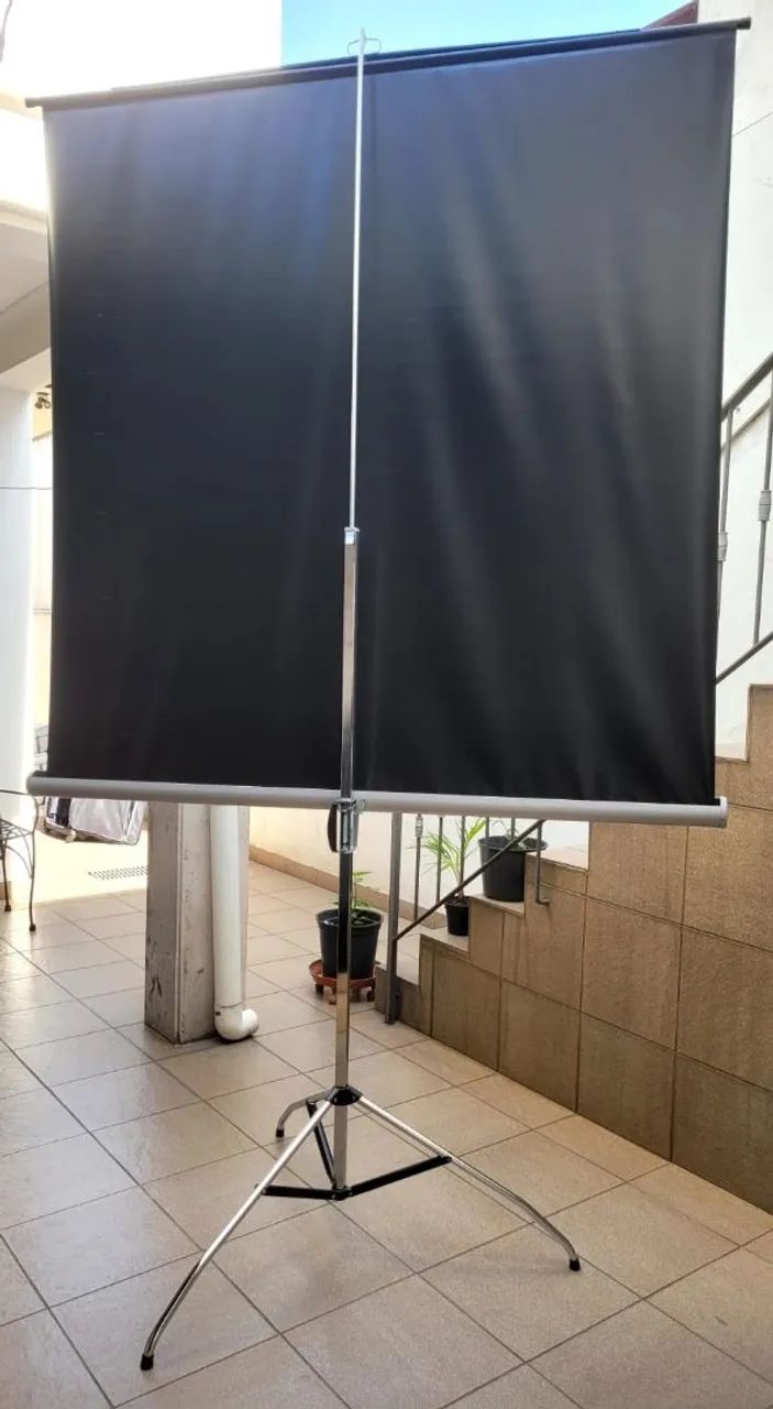 Tela de projeção com tripé 1,60 mts - Foto 2