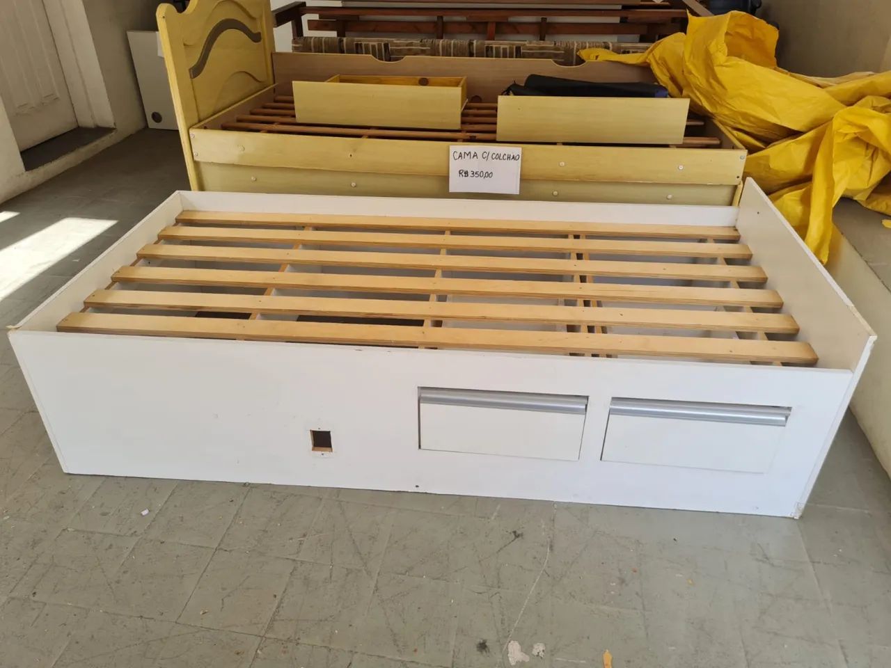 Cama branca de solteiro 
