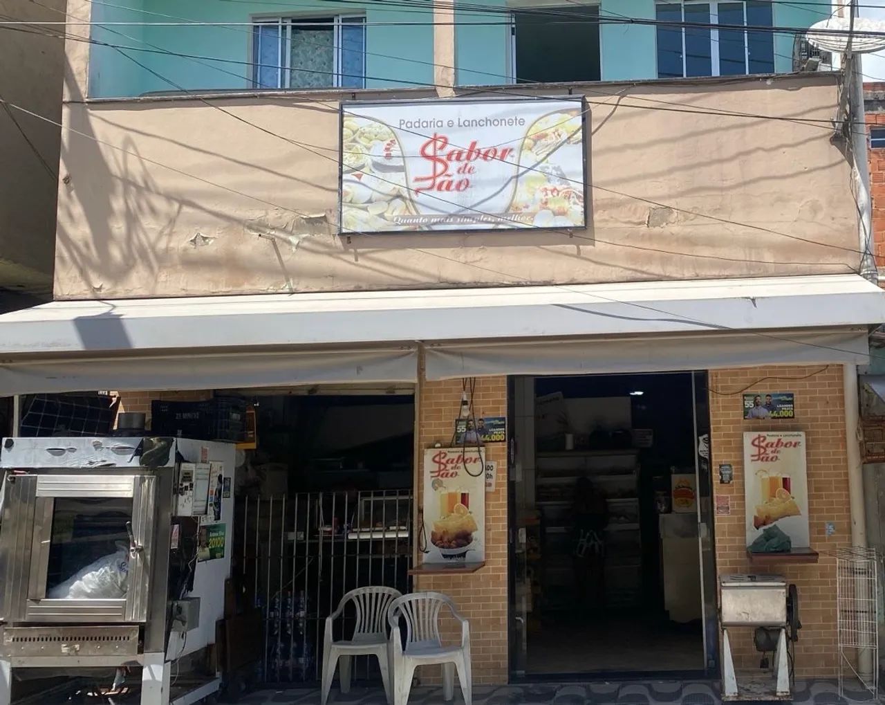 Prédio com ponto comercial e 2 apartamentos 