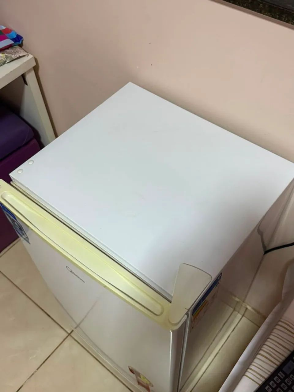 Frigobar MIDEA 93 litros bem conservado. - Foto 3