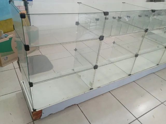 balcão expositor de vidro modulado em "L"