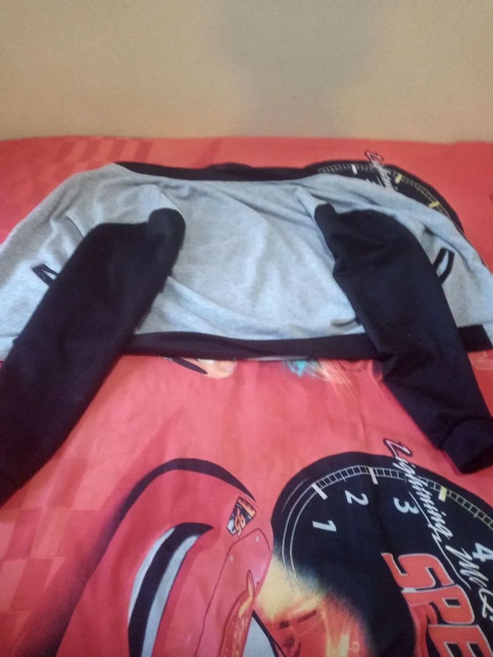 Casaco de Moletom Cinza e Preto Usado