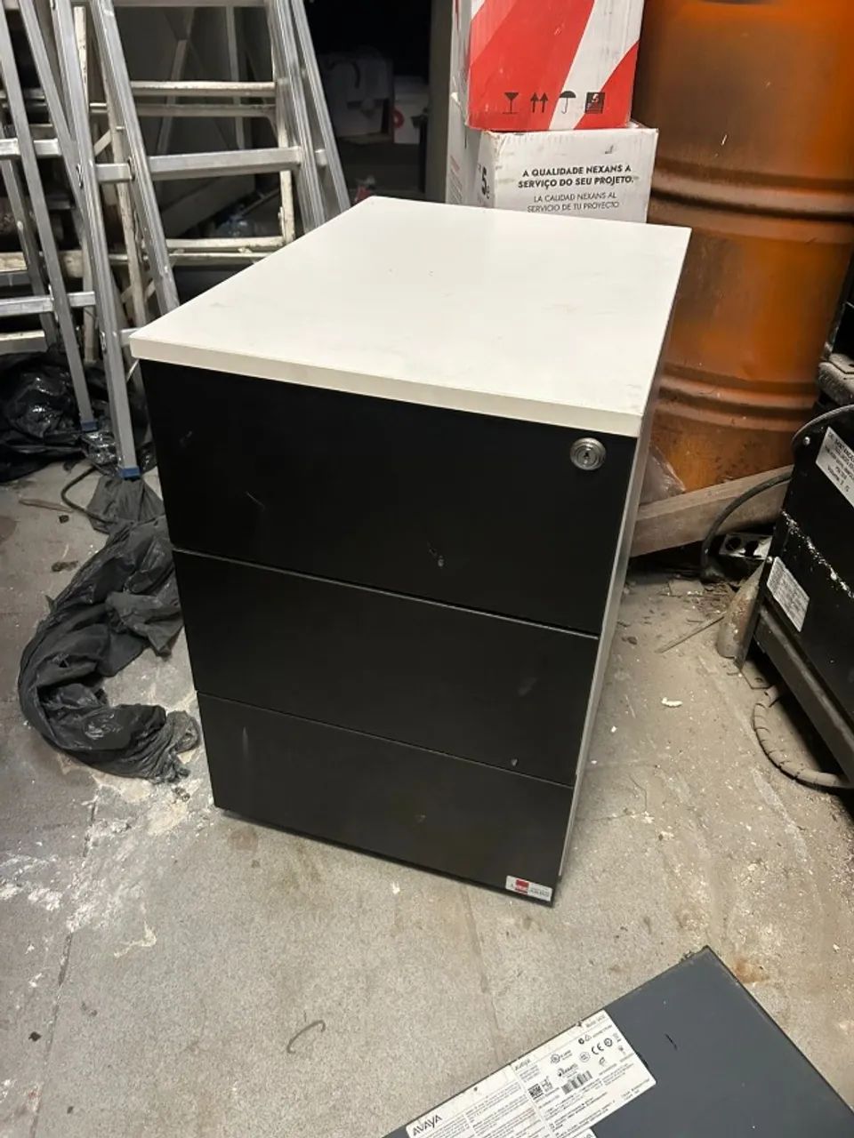 gaveteiro / cabeceira branco com portas pretas