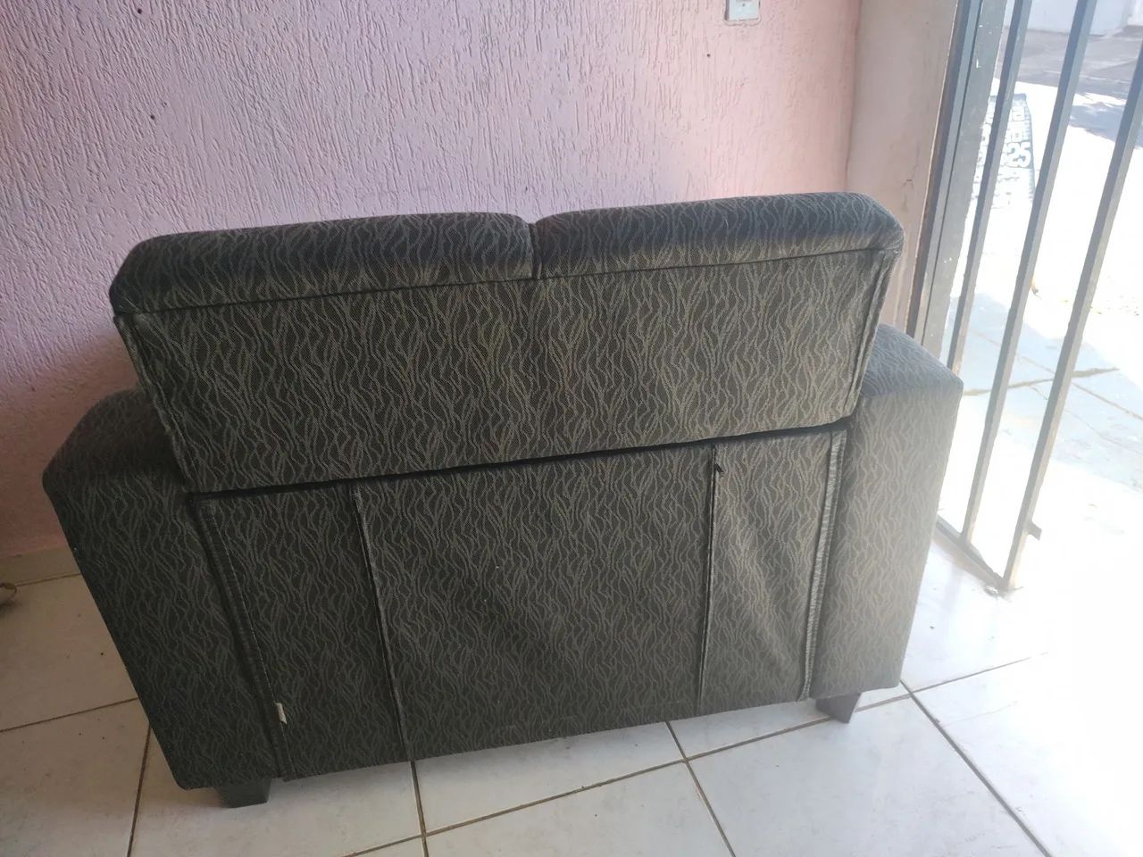 Vendo sofá muito conservado sem nenhum rasgo - Foto 5