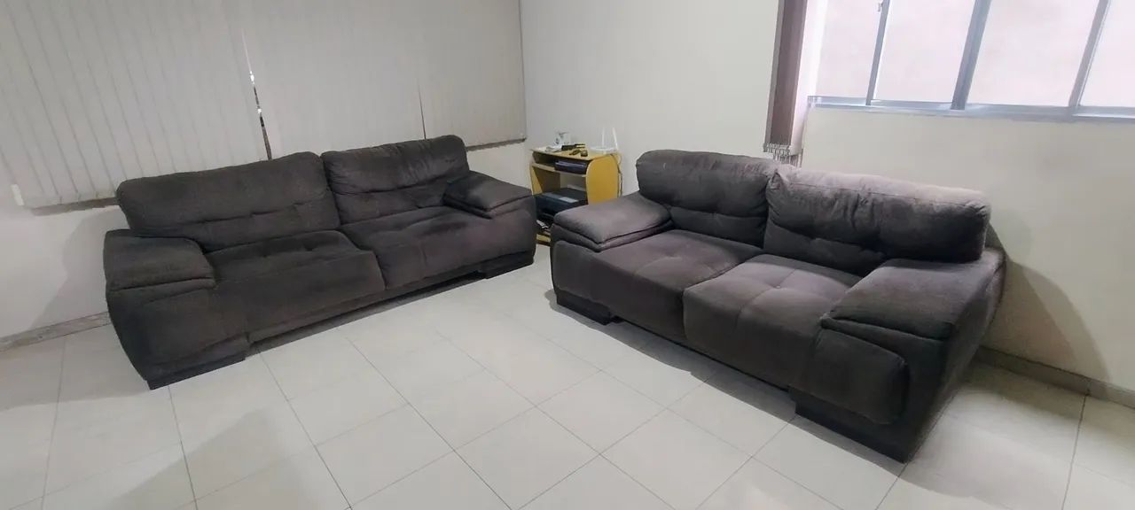 Jogo de sofá 3 e 4 lugares em suede marrom