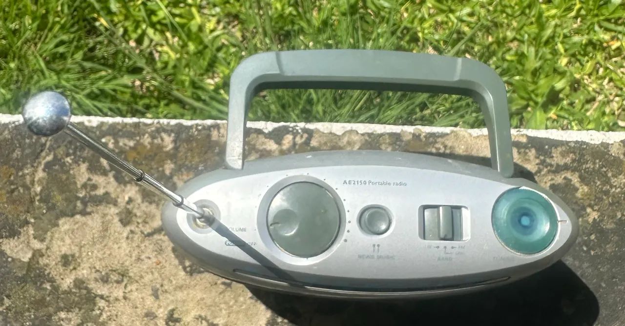 Relíquia Vintage- Rádio Portátil AE2150 Philipps  - Foto 4