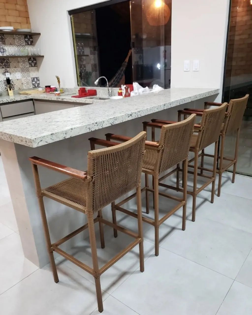 BANQUETA COM BRAÇO PARA BALCÃO (CADA)