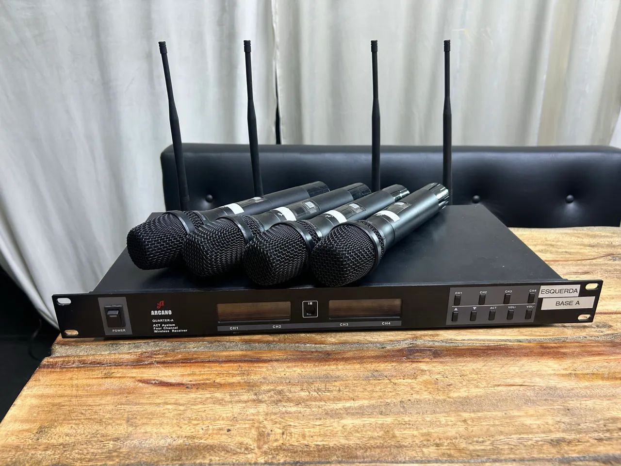 Sistema de Microfones Sem Fio Arcano Quarter-A (ACT System Four Channel Wireless Receiver) - Foto 3