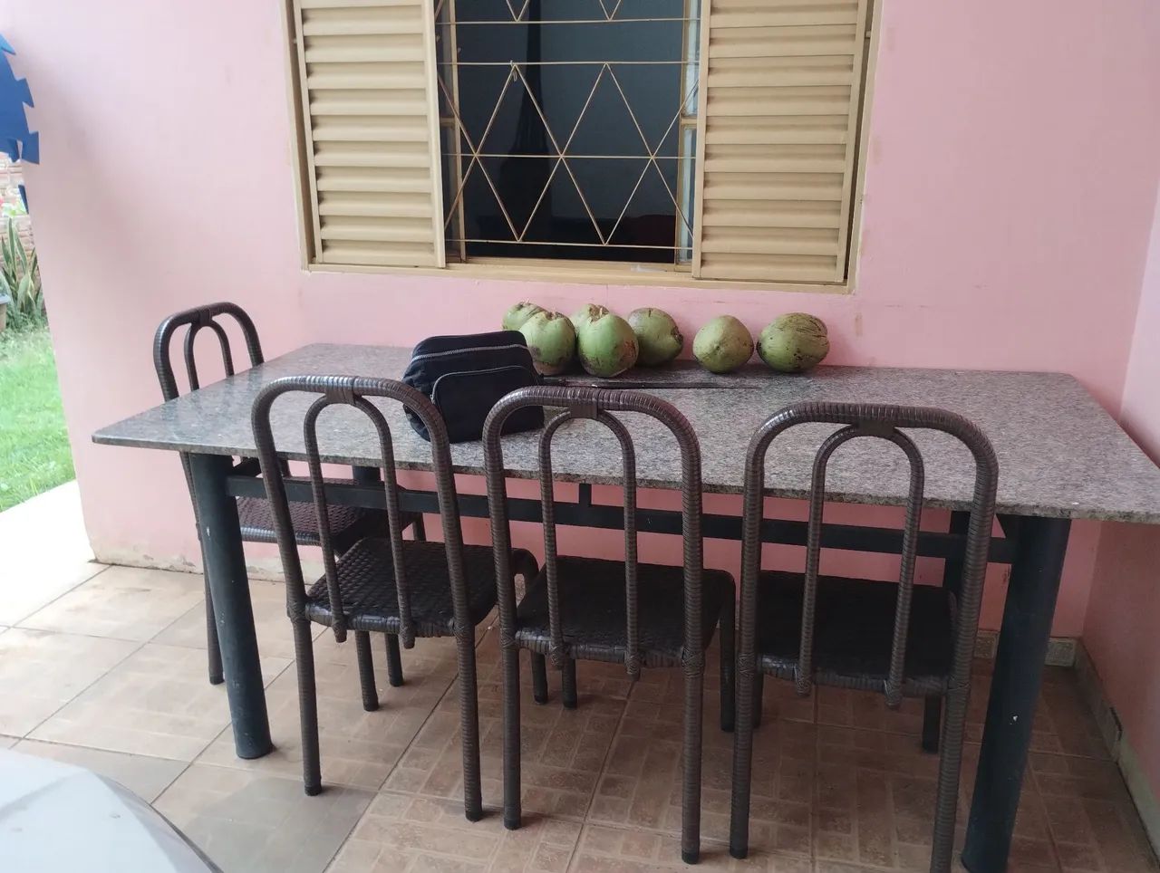 Mesa de mármore com 8 cadeiras de fibra 