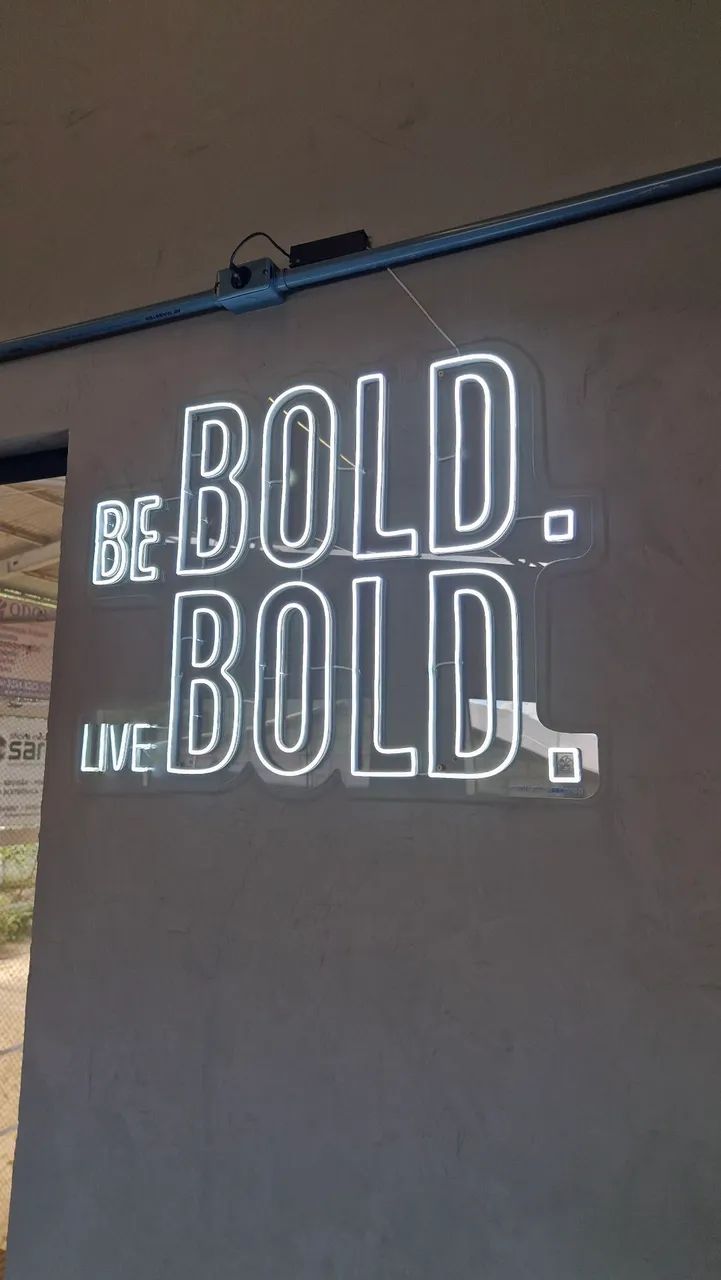 Letreiro BE BOLD. LIVE BOLD 