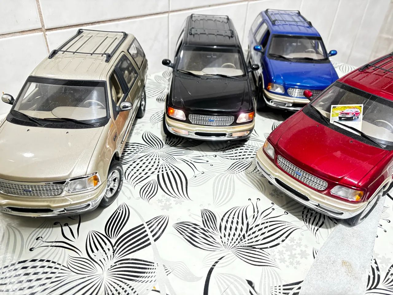 Coleção Ford Expedition 1:18 ut models - Hobbies e coleções