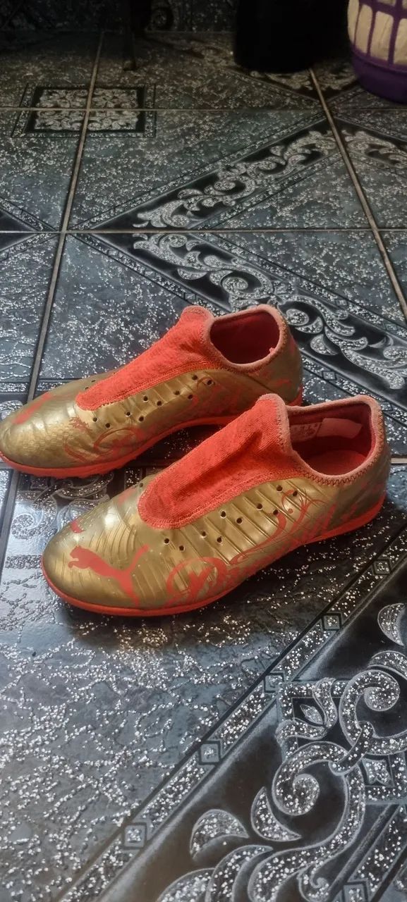 vendo chuteira da puma de society tamanho 40 esta apenas sem o cadarço - Foto 3