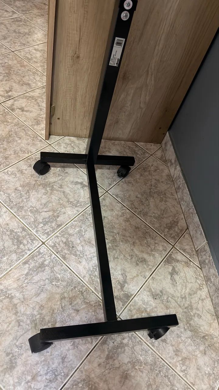 Mesa de apoio regulável com rodinhas  - Foto 4