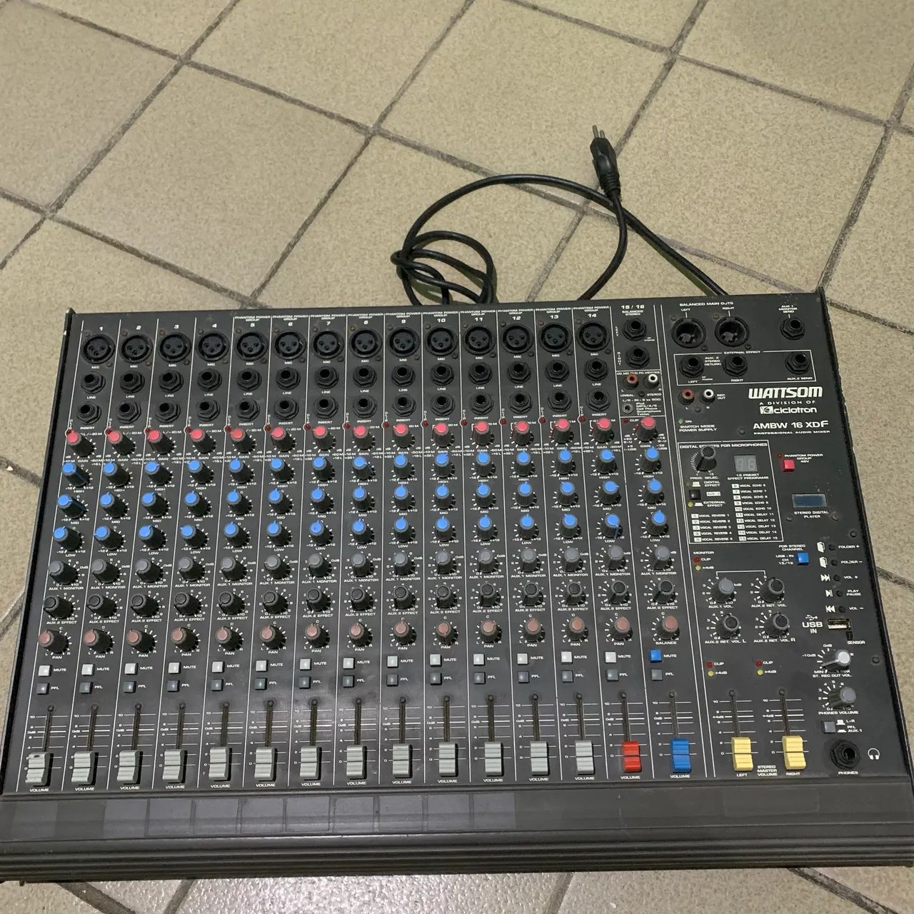 Vendo mesa de som de 16 canais bem nova 