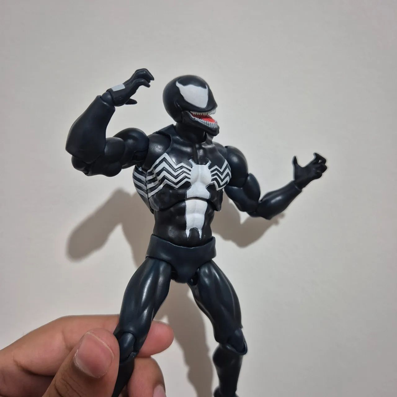 Action Figure do Venom Mafex  - Foto 2