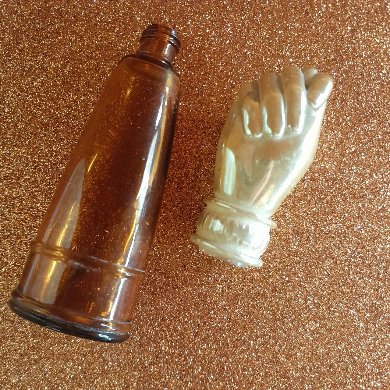 Frasco vazio de perfume Avon em formato de figa.  - Foto 4