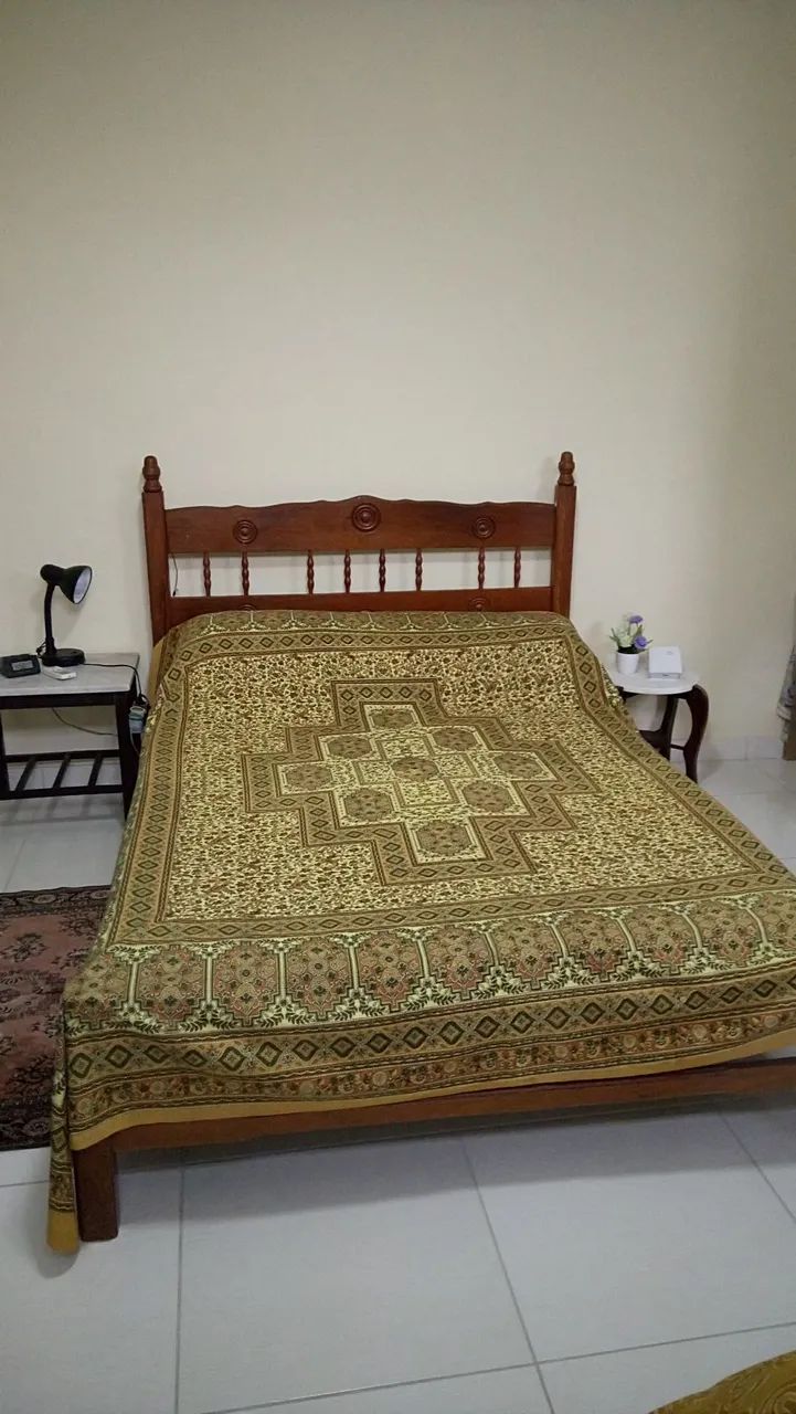 Cama de Casal em madeira com detalhes entalhados