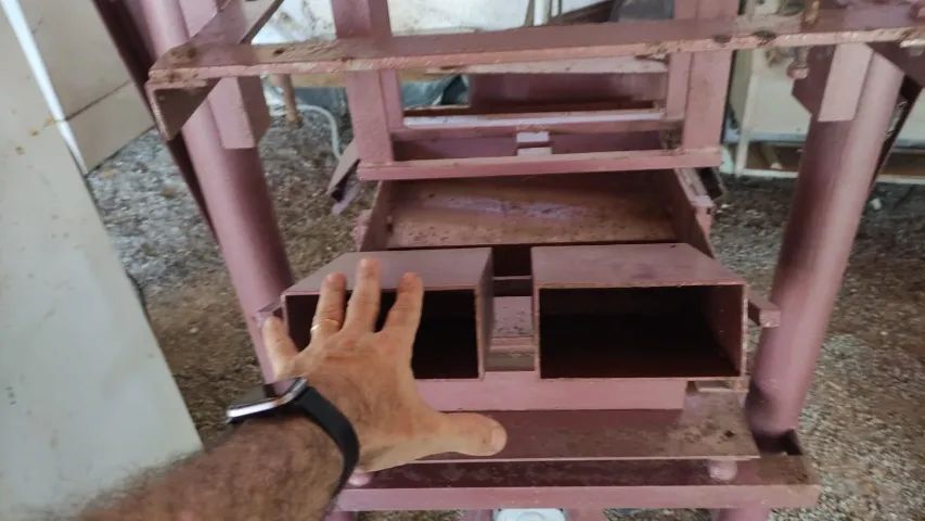 Maquina de fazer blocos de concreto (Valor para desocupar espaço ) Troco... - Foto 5