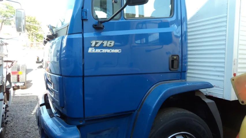  Caminhao Atego,Mercedes 1718 toco com bau de aluminio de 7 metros