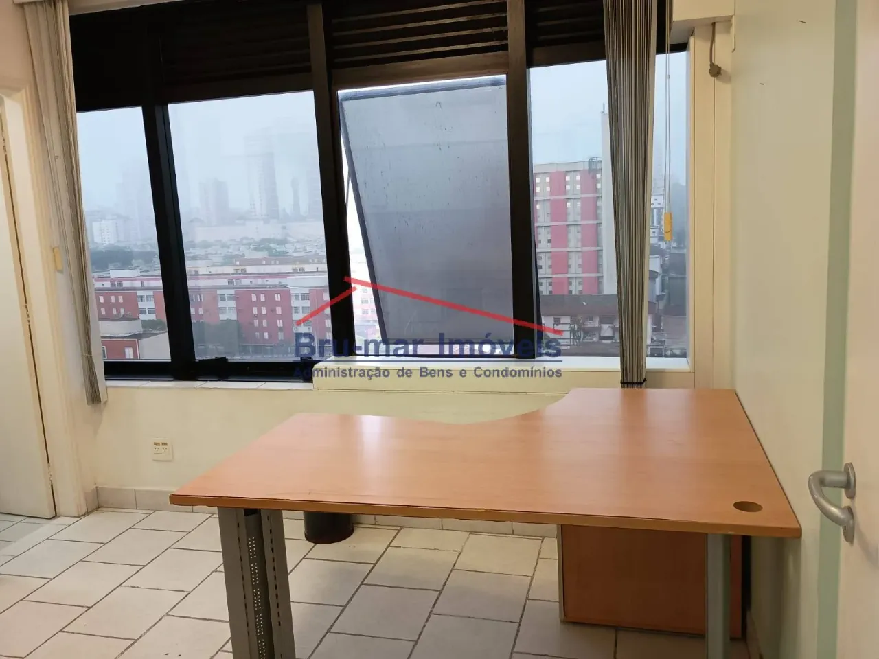 Sala Comercial Dividida de Frente para Locação na Aparecida em Santos