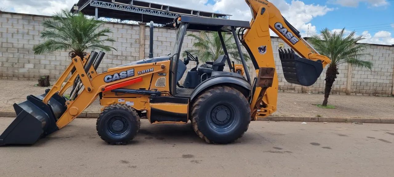 Retroescavadeira CASE 580N 2013