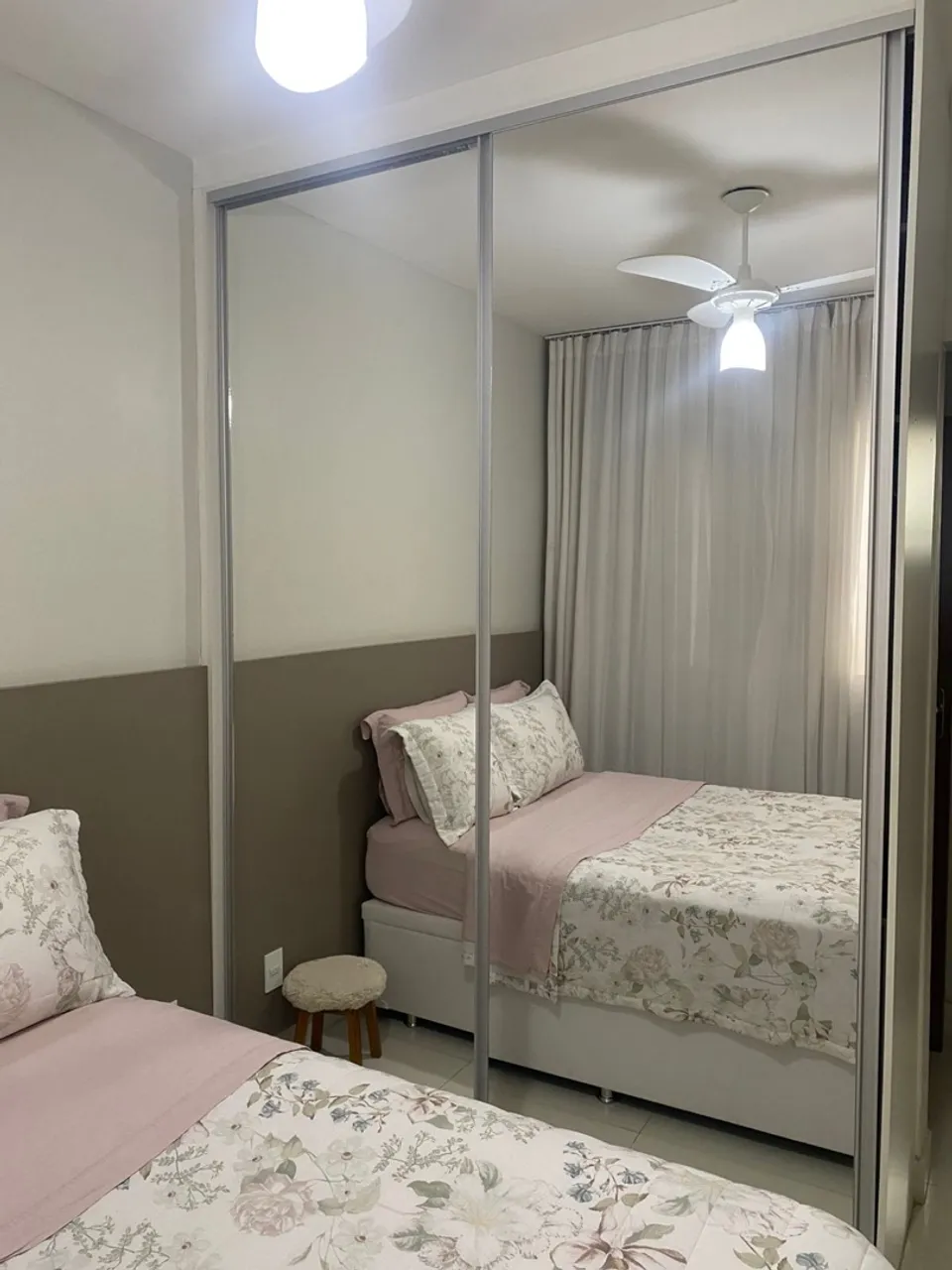 Guarda-Roupa com portas de espelho - Moderno e elegante