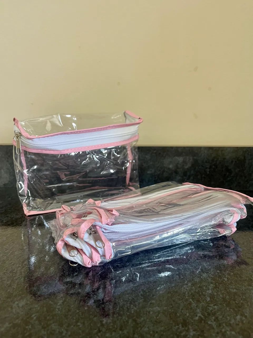 Necessaire Transparente com Detalhes Rosa - Prática e Perfeita para Viagem! - Foto 3