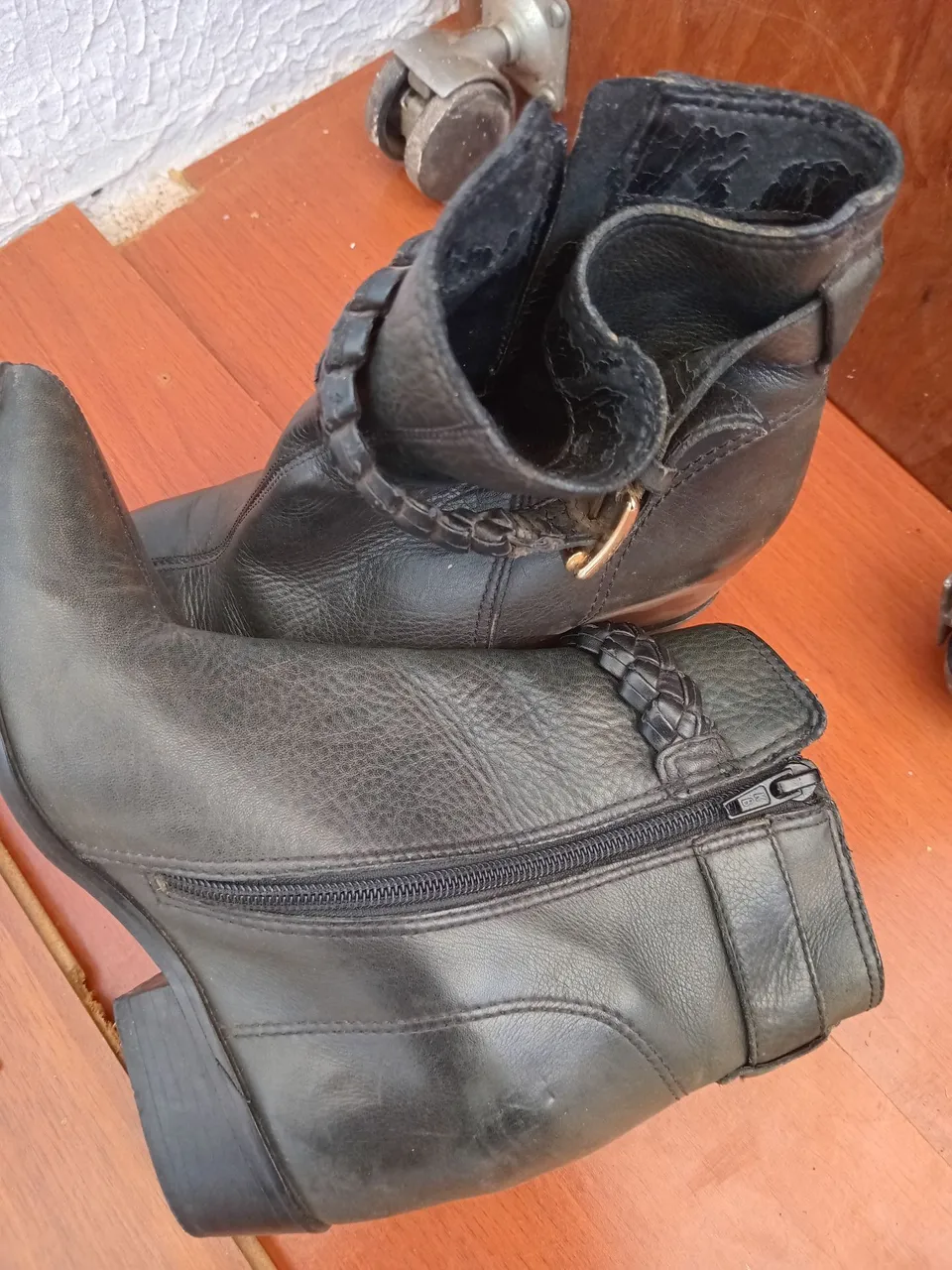 Botas de Couro Preto com Detalhes