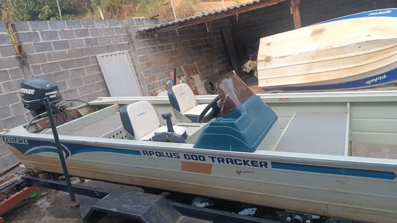 Barco Apolus 600 Tracker com Motor Evinrude 60HP