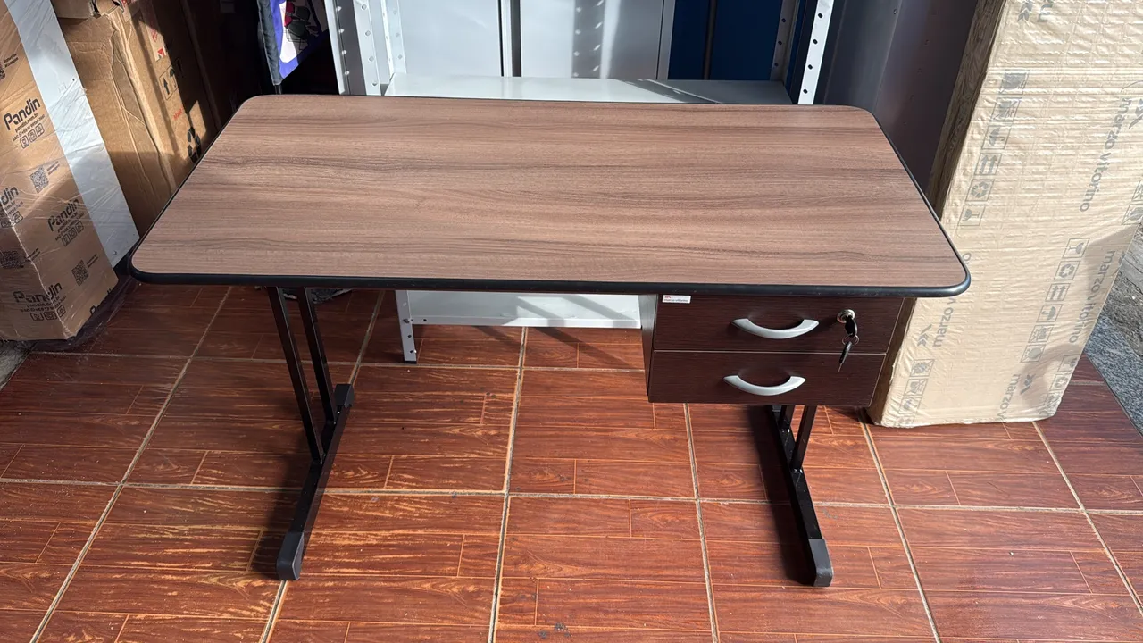 Mesa de Escritório com Gaveteiro
