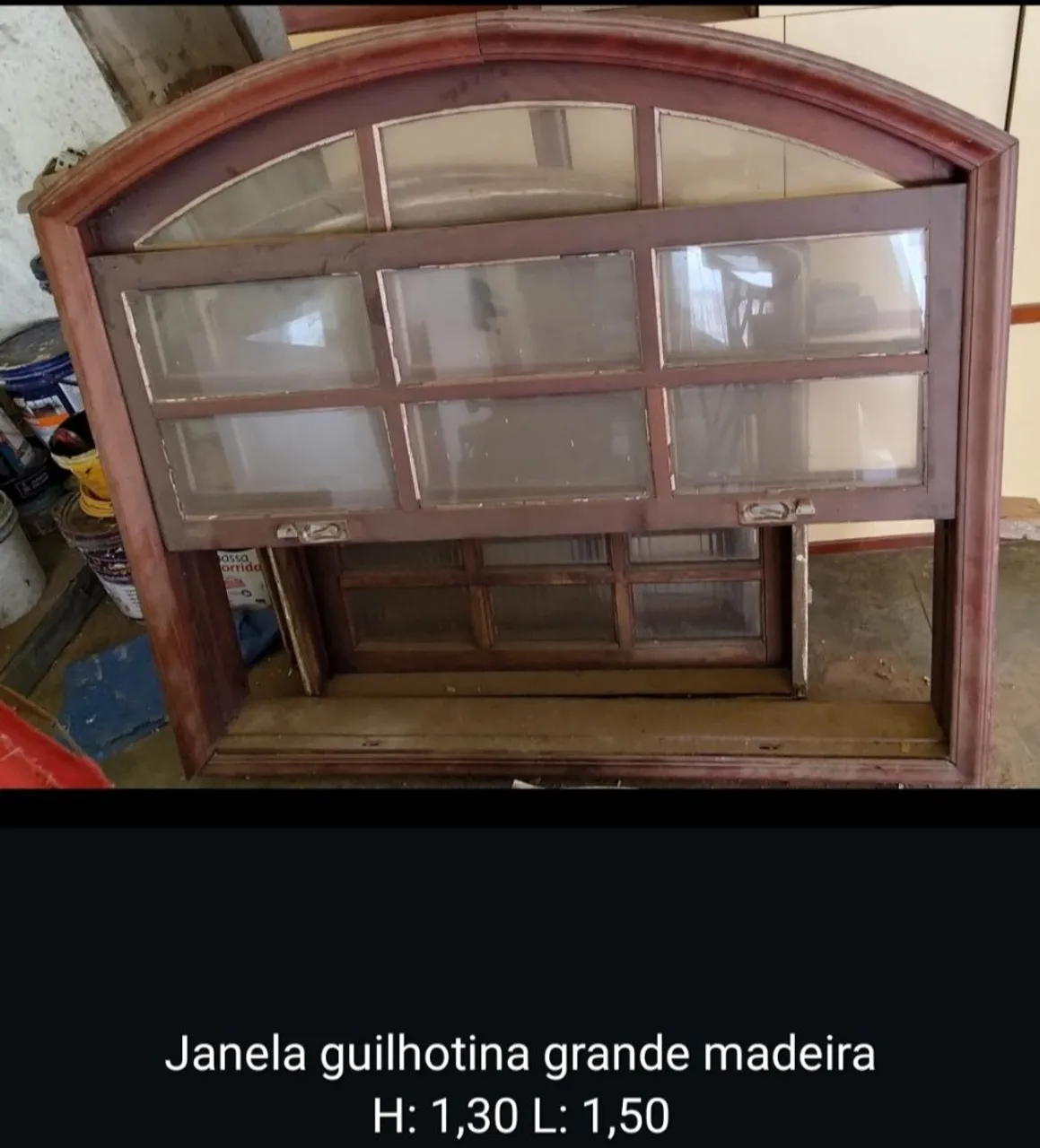 Janela guilhotina madeira e grades de ferro colonial