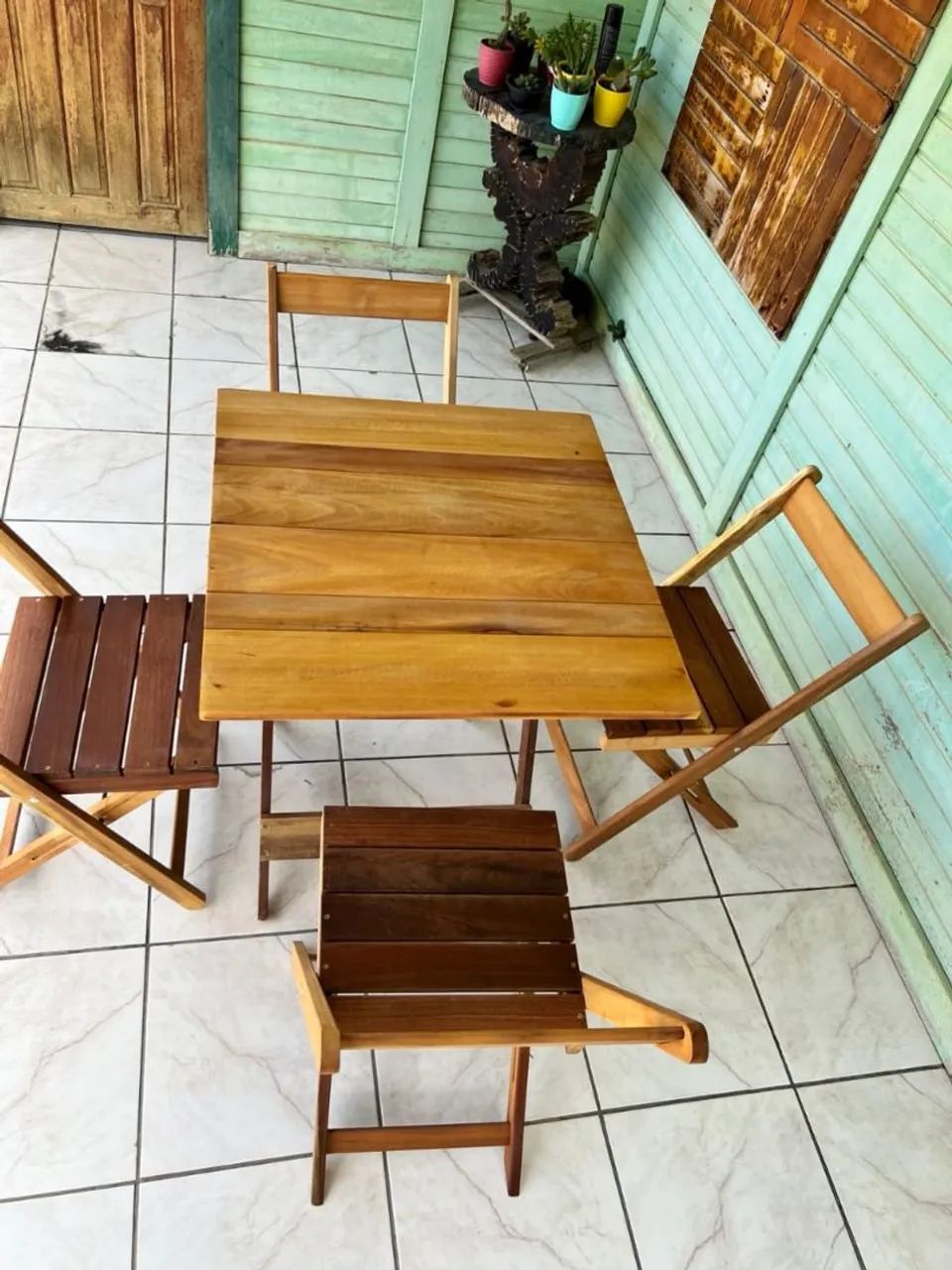 Conjunto de Mesa e Cadeiras de Madeira