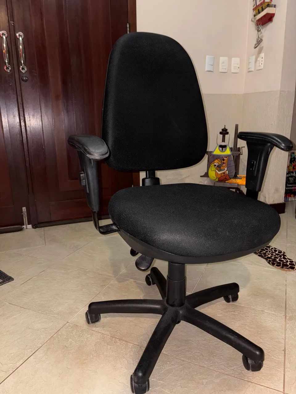 Cadeira de escritório giratória com braços ajustáveis - preta